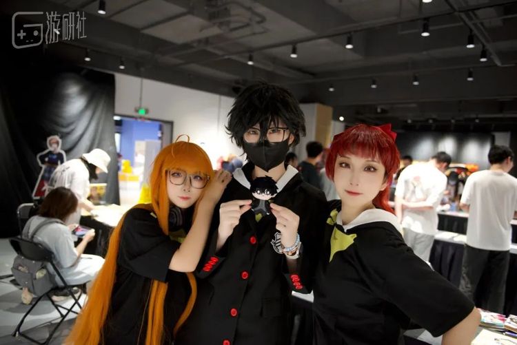 现场Cos双叶的@暮川寒（左），Cos雨宫莲的@Tsunami（中）与Cos芳泽霞的@爱卡尔.eve（右）