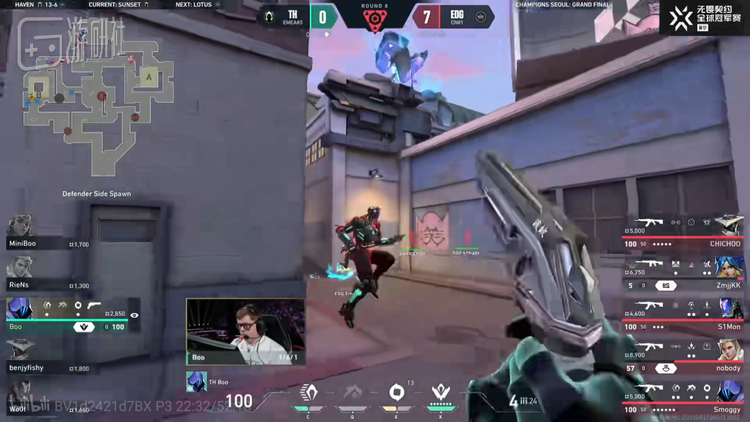 Simon用连跳帮康康吸引火力助他拿下五杀