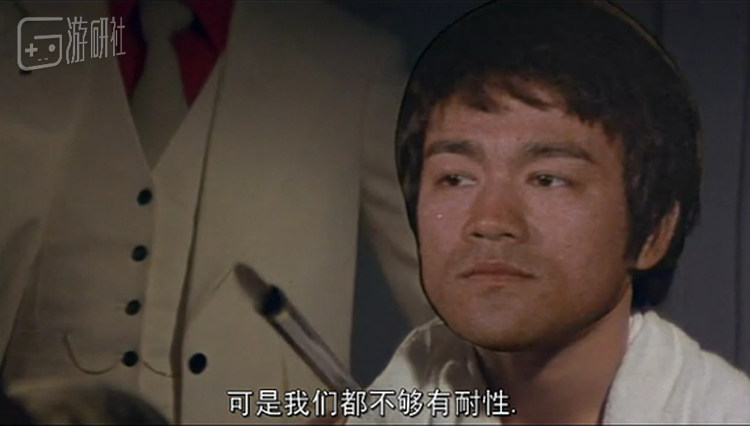 李小龙的头像贴在镜子上