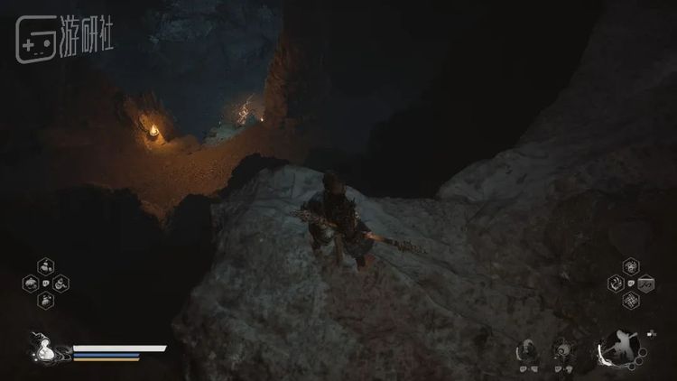 先用道具把人引到悬崖边，再用远方的篝火告诉玩家要往下走