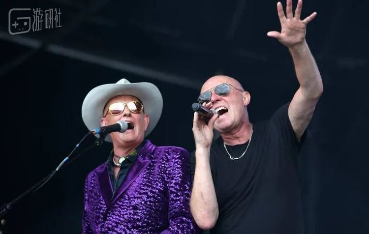 韦尔（左一）是乐队的键盘手