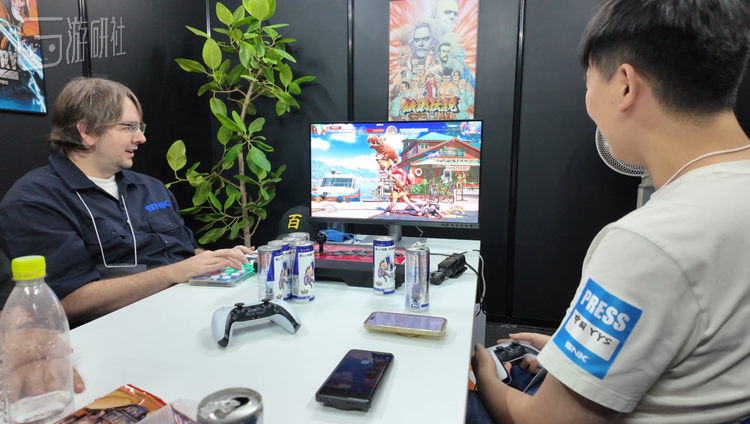 图左为制作人Joshua Weatherford