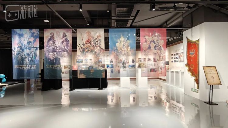 展览现场的版本宣传画