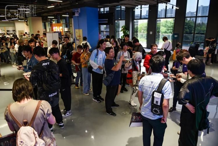 十周年展现场，玩家们排队和丝瓜签名合影