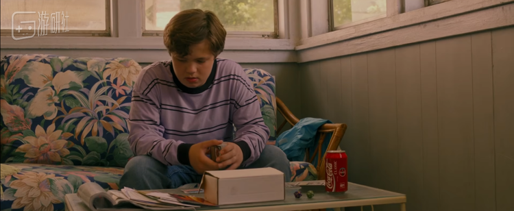 Netflix电影版《乡下人的悲歌》也还原了万斯小时候玩《万智牌》的情节，但走向和原作不一样