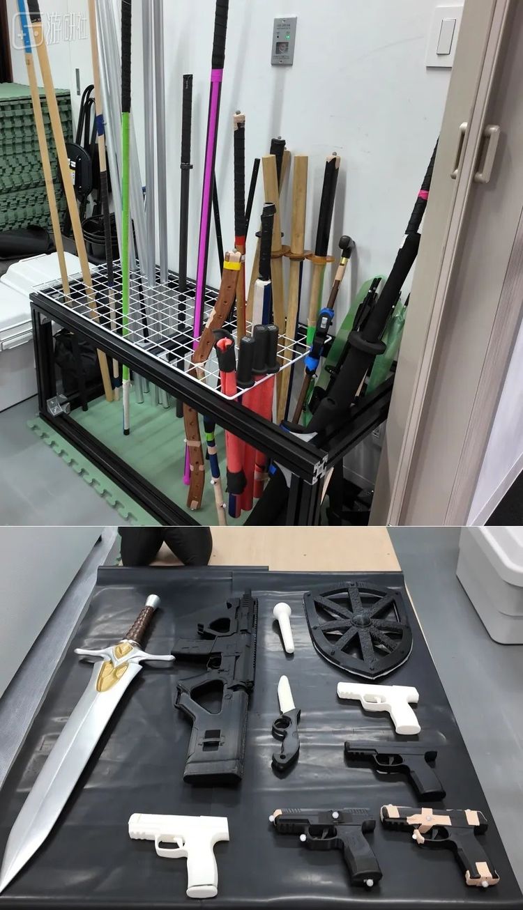 在一旁的仓库也能见到团队积累的诸多演出用道具