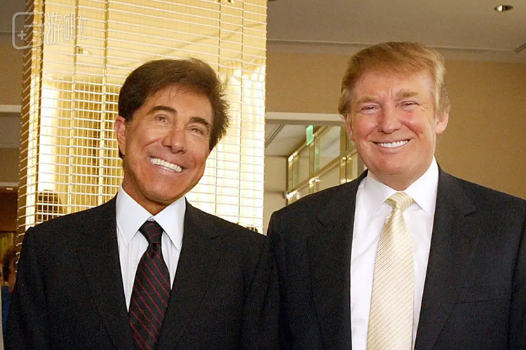 左一为帮助科蒂克商业教父史蒂夫·永利（Steve Wynn），史蒂夫·永利是赌场大亨，与特朗普等人关系匪浅
