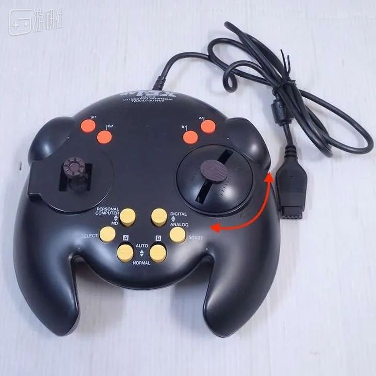 世嘉MD的外设控制器XE-1AP（1989年），左手控制一个360度自由定向摇杆，右手控制的摇杆（自动回中）零件通过手动旋转圆形的部分，来实现前后或者左右方向的推拉（拨动），产生接近摇杆的功能