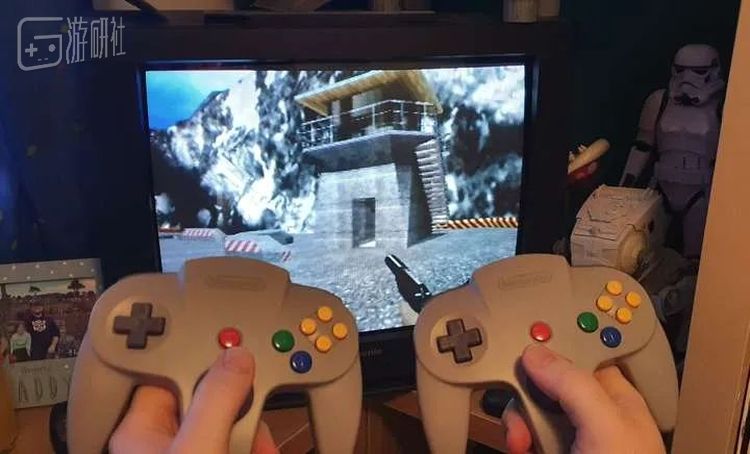 如果玩家拥有两个手柄的话，在游戏中可以选择「单人双持」。