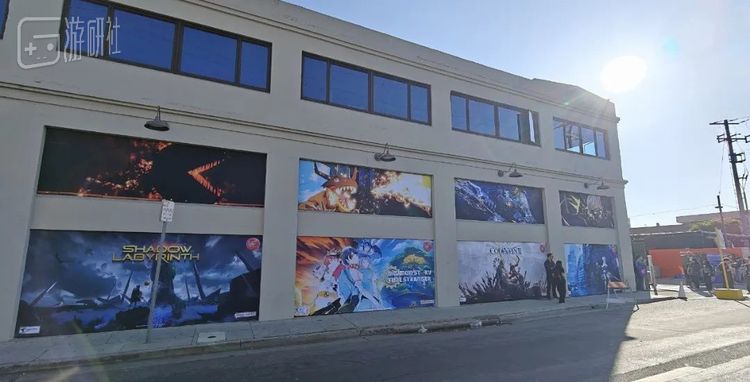 最靠外围的就是万代南梦宫的展馆，所以从外部望去基本只能看见它家的游戏，代价则是正面入口和披萨档口差不多窄