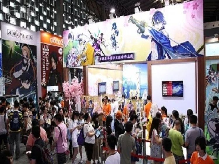 基本上日本当年什么动漫火，在CCG上就能见到官方或是半官方的展位