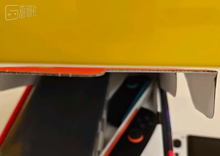 作者自己也拿订书钉试了试，确实很轻松就打穿了