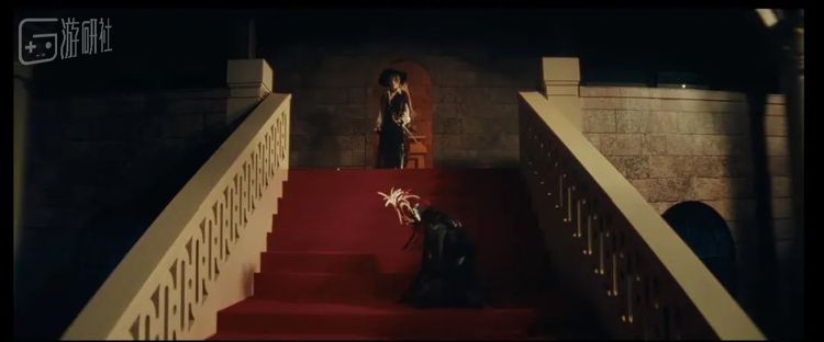 是的，演员确实会在大概两层楼高的台阶上进行激烈的战斗，某些光线下，你可以清晰地看到顶端的小门里也有置景