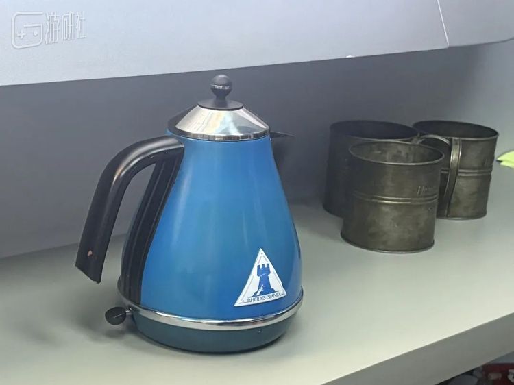 通过后方放置的铜杯，你或许能猜到这是哪个主题