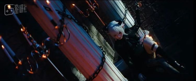 在一处排队区旁边，演员和布景完美还原了肉鸽内经典的“仙人跳”事件“受缚之血”，我发现每个经过这里的人都会停下来拍照，然后面对少女寻求帮助的祈求，选择“别找麻烦”