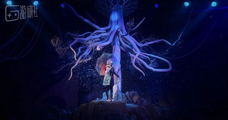 灯光映射出水月的内心：红色是痛苦的改造，黄色的追光象征与博士共同的回忆，深蓝则是大群的呼唤