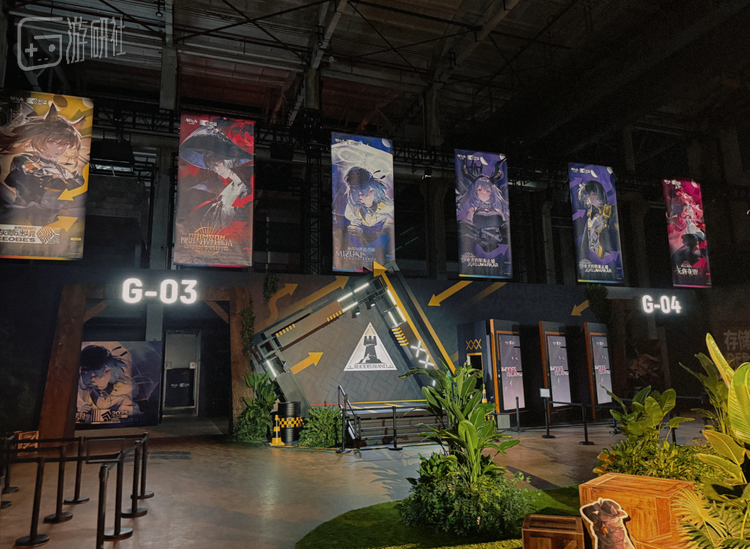 高处的指示灯牌并没能照亮通向其他主题的走廊深处，也更让人更好奇昏影中的未知