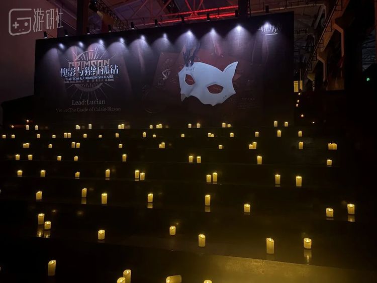 后来工作人员向我介绍，为了确保设计的氛围和灯光效果能够完整地呈现给博士们，活动花费了较大代价对全场进行了遮光处理