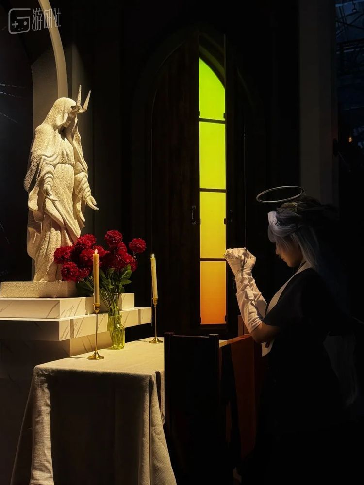 在萨卡兹肉鸽主题区域里，当看到虔诚的萨科塔修女跪在圣像前祈祷时，我不由得放慢了脚步、放低了声音，完全被带进了肃穆的氛围里