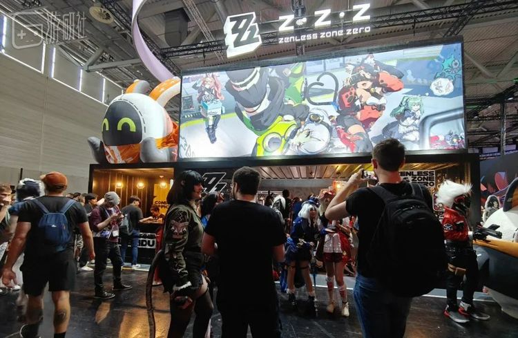 像是科隆游戏展上，米哈游展台周围的气氛就更接近于国内展会一些