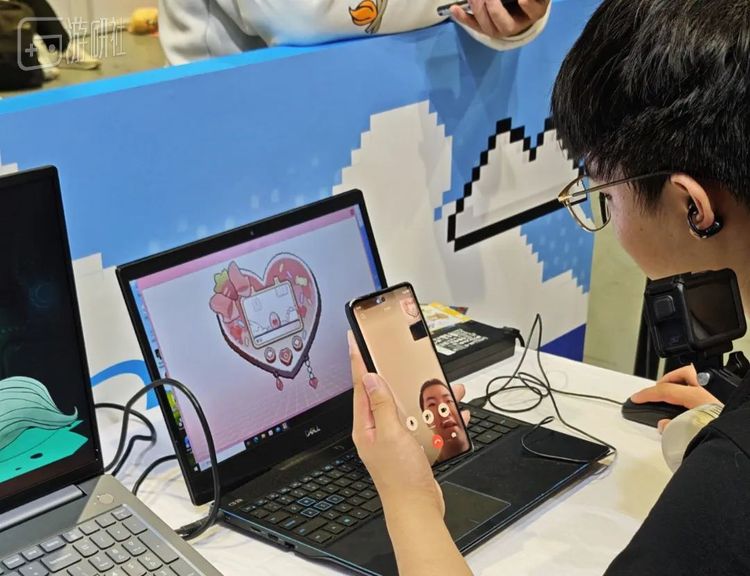 给朋友打视频电话展示《爱之巢》游戏内容的随机路人