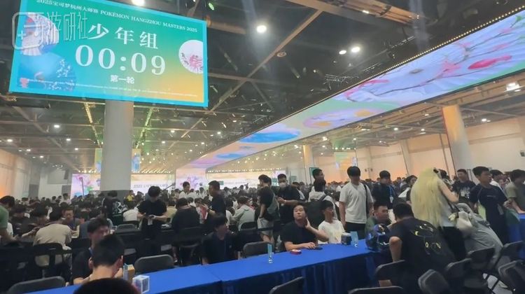 杭州大师赛的少年组区域依然是人挤人