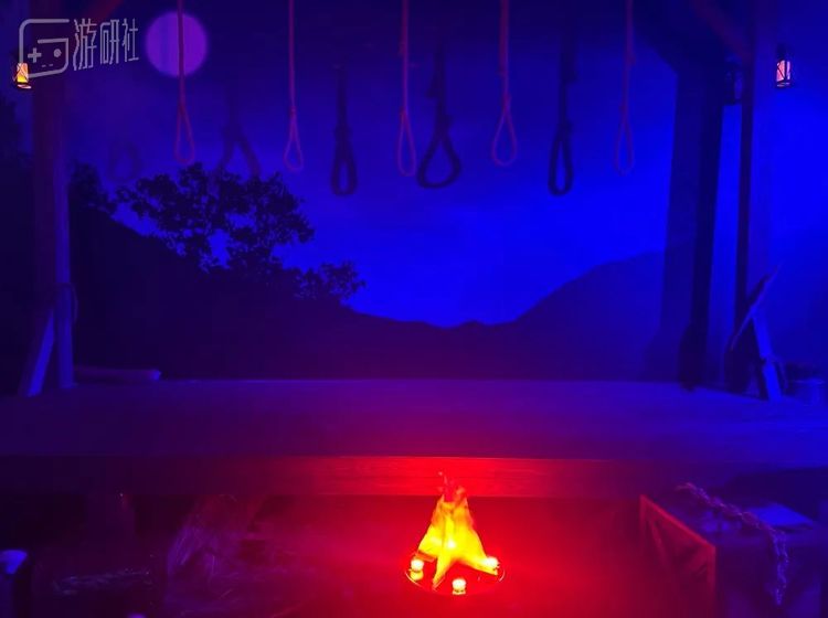 试玩现场的布置挺讲究，尽量还原了游戏中的经典场景