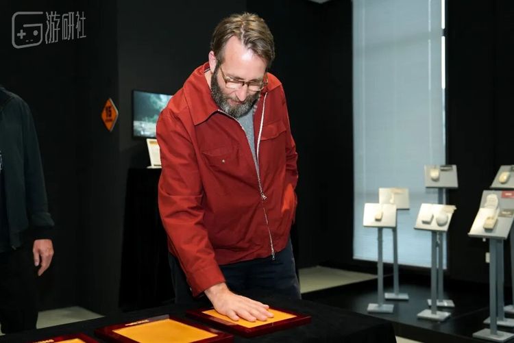 图为格里尼在游戏博物馆中留下手印纪念