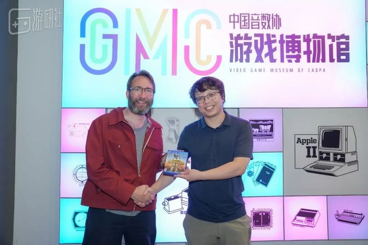 来到博物馆后，格里尼赠送了我们签名版的《绝地求生》游戏盘