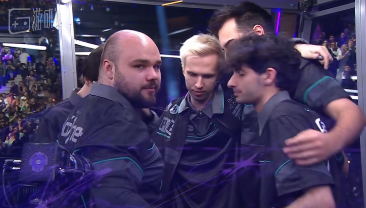 2025年的No[o]ne（看向镜头的光头）