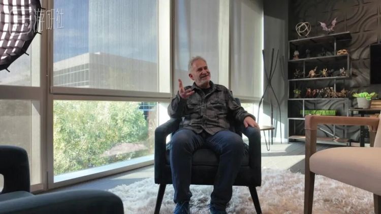 我们也在年初到访Dreamhaven位于加州的工作室，当面采访了麦克·莫汉