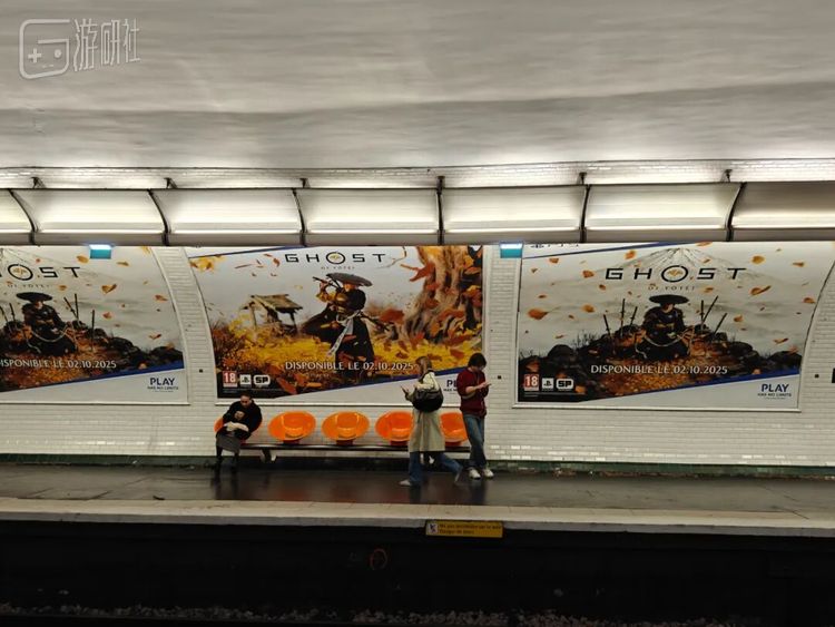 在巴黎的地铁站里，《羊蹄山之魂》的宣传画就贴在加拿大旅游广告的对面