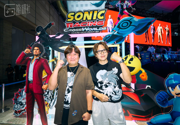 世嘉TGS展台前的饭塚隆（左）与小早川贤（右）