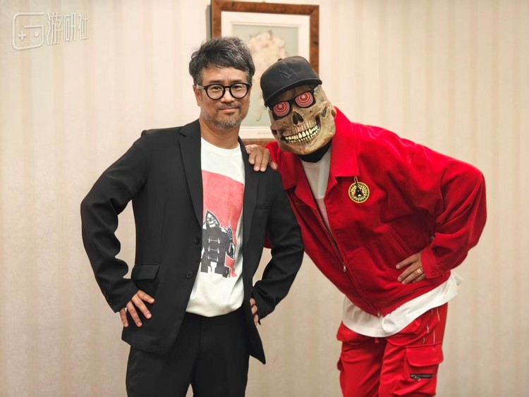 新英幸（左）与死神大叔（右）