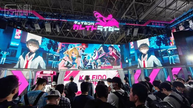 首次在线下展会亮相的《追逐卡蕾多》展台前就人头攒动，由腾讯旗下新工作室Fizzglee Studio开发