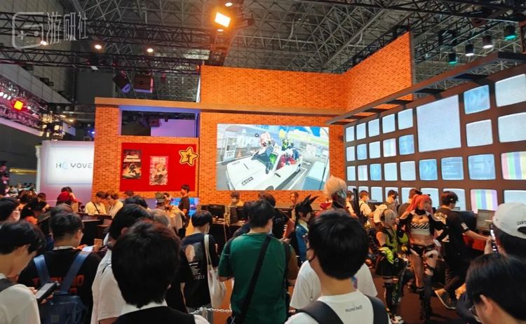 尽管当时其实也已经有米哈游、深蓝这些国产二游厂参展，并在公众日相当有人气，但国内关心这事儿的人就是不太多