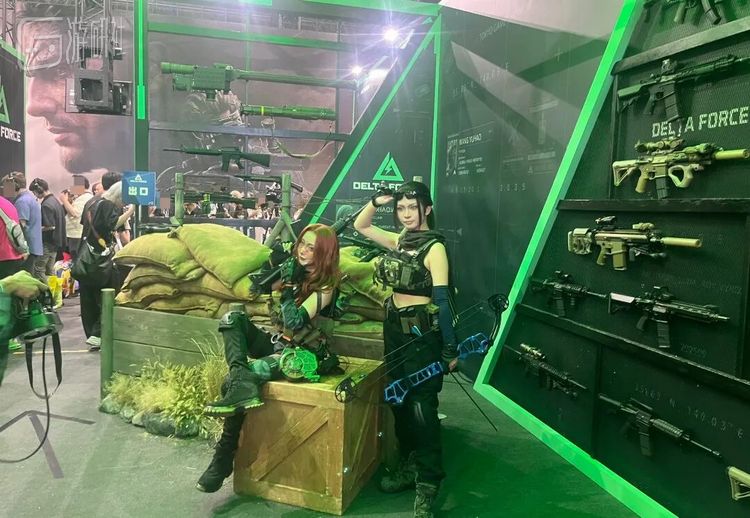 或许你能留意到后方大幅的Snake展板