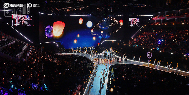 在“共创之夜”上，宇树科技R1人形机器人还完成了它的全球舞台首秀，流畅完成侧手翻等高难动作，展现出媲美人类的动态平衡性与全身敏捷性。