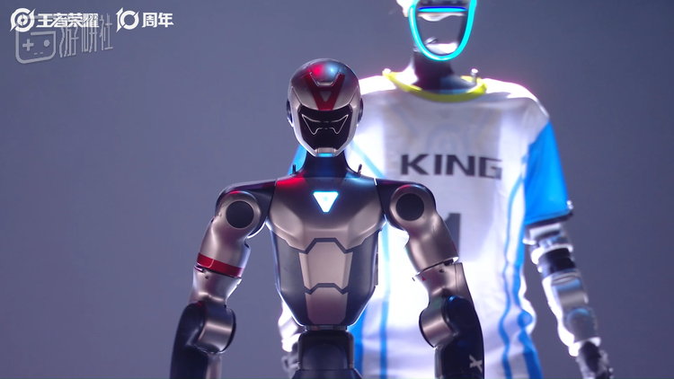 同台的G1人形机器人战队，化身游戏中的红蓝小兵与马可波罗等角色；宇树GO2四足机器人也惊喜登场，分别cos成游戏中的“猪怪”与“狼怪”。这些表演既反映了王者十周年盛典官方对于节目的设计用心与精细，是游戏与科技在多领域融合的尝试，也展现出宇树科技在多样化机器人形态与互动应用方面的全面技术布局。