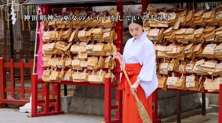 秋叶原附近有一座知名的神田明神神社，游戏中一位角色就是在其中工作的巫女
