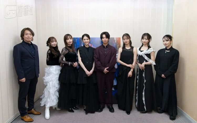 后台采访合影，从左至右分别为：导演兼制作人梅田慎介、MINA、宇垣美里、松村沙友理、松村沙友理、北山宏光、田边桃子、小栗有以、大原梓