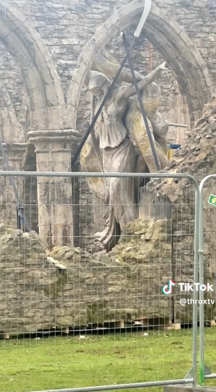 前段时间，有海外网友在英国偶遇了疑似《艾尔登法环》的布景