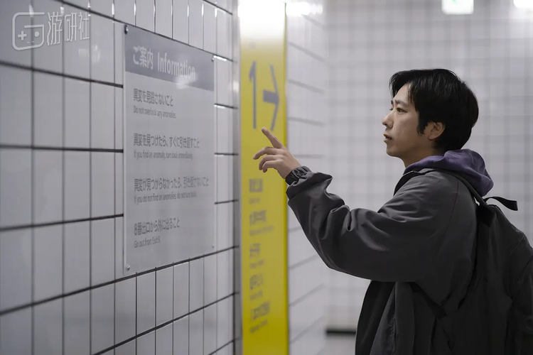 在《8号出口》的豆瓣短评中，能看到有观众会因为游戏改编的属性而在打分时加一星