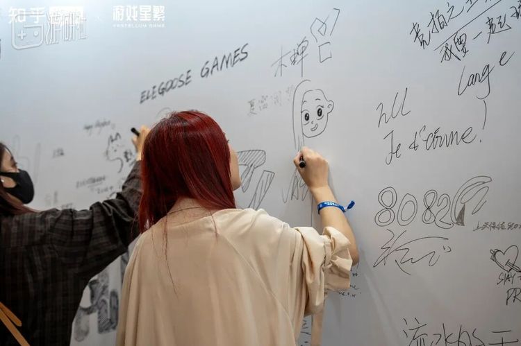 相较而言，大伙在门口的涂鸦墙上表现得更“放得开”