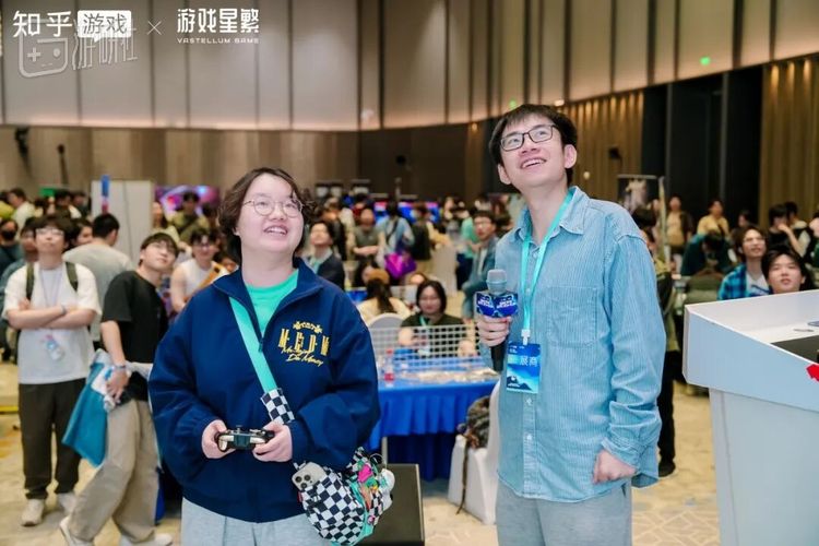 《小小轰炸机》是登上大屏幕的游戏之一，在游戏中玩家不仅要躲避弹幕击败敌人，还要拾取金币延长倒计时