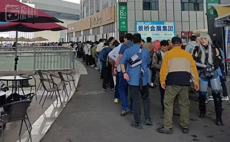 在场外排队等待进入嘉年华会场的玩家们