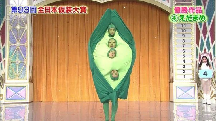虽然“超级变色龙”的译名和“伪装”玩法都容易让人想起 90 年代引进过国内的《超级变变变》，但那档节目的日文原名其实并没有“超级”这个词