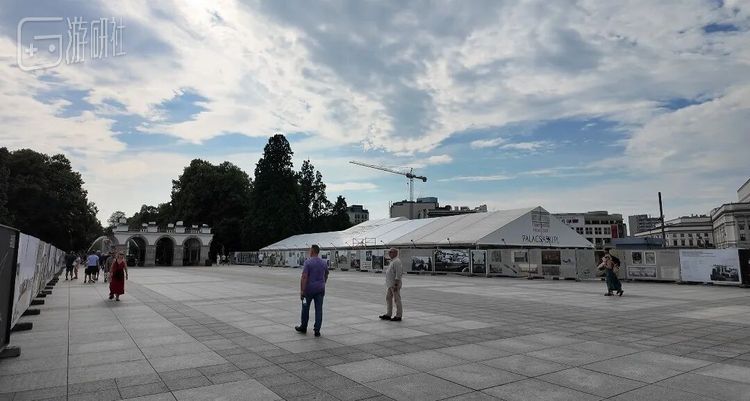 先前被保留为断壁残垣的华沙萨克森宫如今也启动重建，预计于2030年竣工