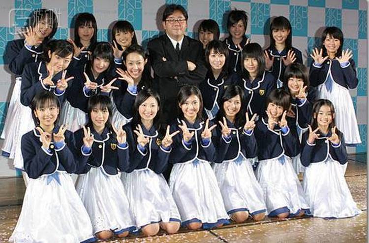 图中唯一的男性是秋元康