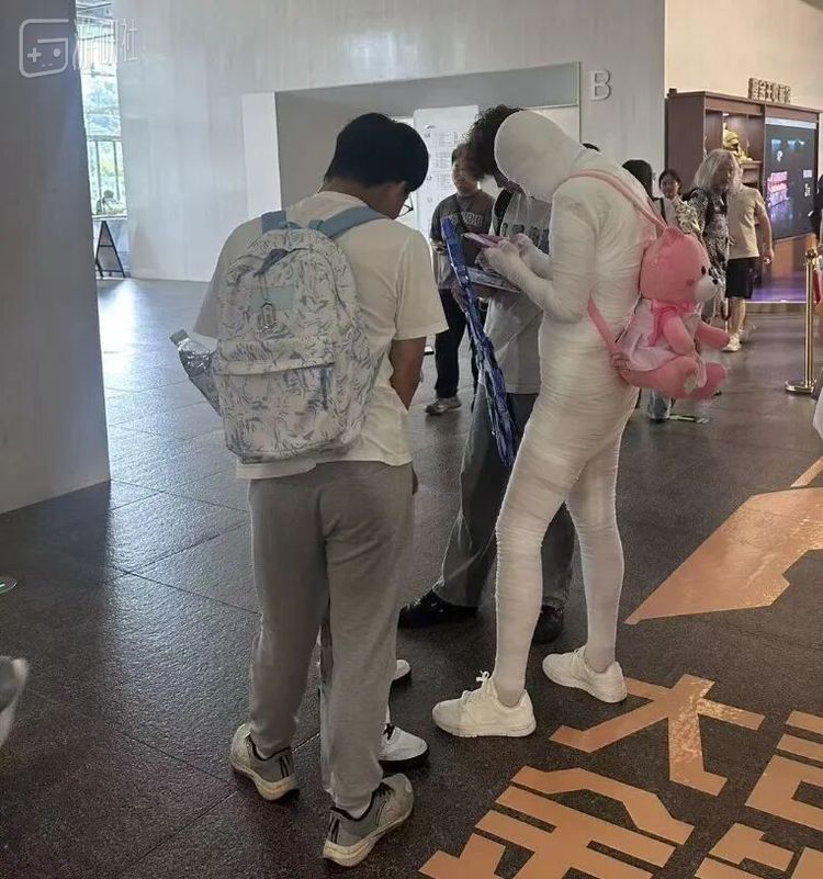 神秘绷带人被当场拦住加好友